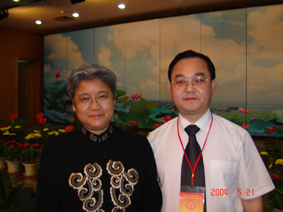 時(shí)任中國(guó)僑聯(lián)副主席唐聞生