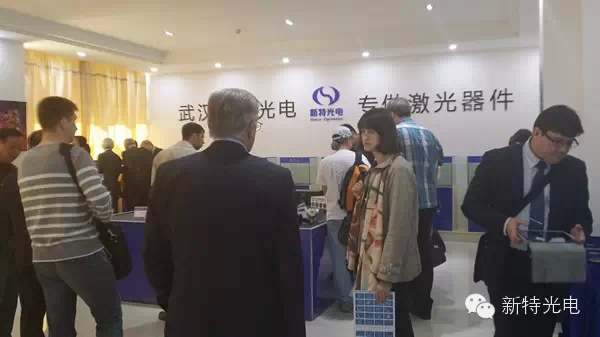 俄羅斯激光代表團(tuán)對新特光電激光配件感到吃驚！