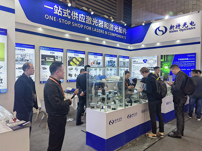 新特光電工作人員態(tài)度熱情、專業(yè)、耐心地向觀眾們講解產(chǎn)品的性能參數(shù)