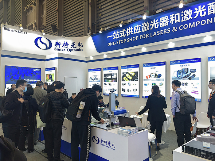 新特光電工作人員態(tài)度熱情、專業(yè)、耐心地向觀眾們講解產(chǎn)品的性能參數(shù)