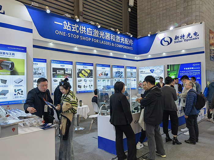 新特光電工作人員態(tài)度熱情、專業(yè)、耐心地向觀眾們講解產(chǎn)品的性能參數(shù)