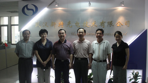 湖北省僑聯(lián)謝余卡主席率領(lǐng)副主席何光源、劉文華、王愛(ài)民和副巡視員羅連運(yùn)來(lái)新特光電調(diào)研